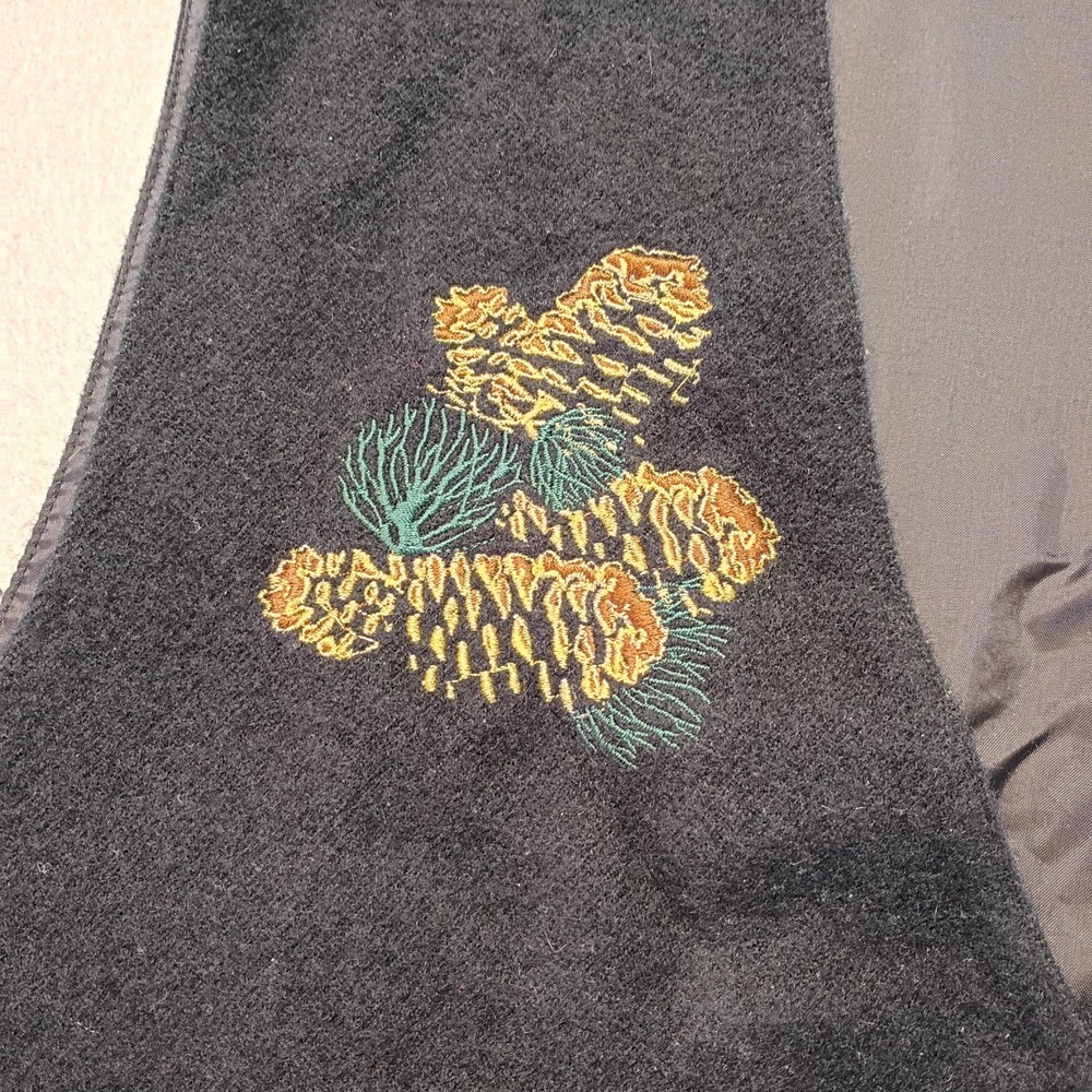 Karen‎ Scott Christmas Deer Vest Sz L Black Holiday Vest Pinecones Gold Accents - Picture 5 of 11